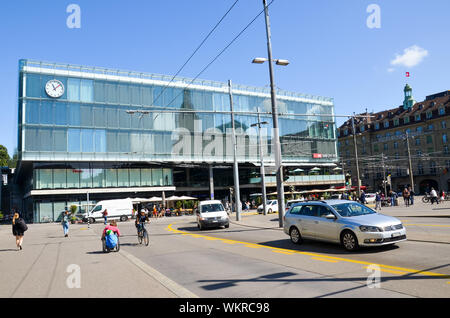 Bern, Schweiz - 14 August 2019: Gebäude des Hauptbahnhofs in Schweizer Kapital von außen fotografiert mit Menschen auf der Straße und Autos auf der angrenzenden Straße. Stockfoto