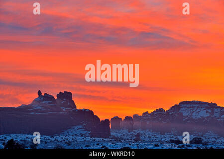 Sunrise Himmel über Elephant Butte, Arches National Park, Utah, USA Stockfoto