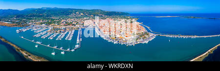 Lefkas (Lefkada) Stadt, herrlichen Blick auf den kleinen Yachthafen für die Fischerboote mit der schönen hölzernen Brücke und Promenade, Ionische Inseln, Griechenland Stockfoto