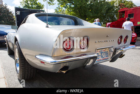 Nahaufnahme von einem Chevrolet Corvette 1969 Automobil auf Anzeige an einem Oldtimertreffen in Matthews, North Carolina.
