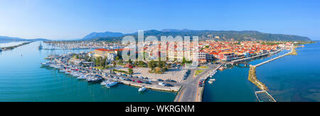 Lefkas (Lefkada) Stadt, herrlichen Blick auf den kleinen Yachthafen für die Fischerboote mit der schönen hölzernen Brücke und Promenade, Ionische Inseln, Griechenland Stockfoto