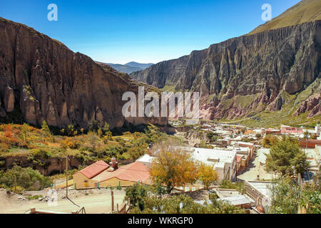 Querformat aus einem kleinen Dorf von Iruya, Argentinien, Südamerika an einem sonnigen Tag. Stockfoto