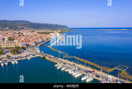 Lefkas (Lefkada) Stadt, herrlichen Blick auf den kleinen Yachthafen für die Fischerboote mit der schönen hölzernen Brücke und Promenade, Ionische Inseln, Griechenland Stockfoto