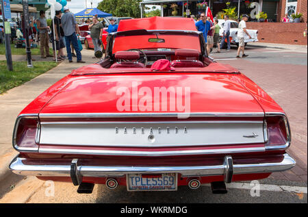 Nahaufnahme eines 1969 Plymouth Barracuda Automobil auf Anzeige an einem Oldtimertreffen in Matthews, North Carolina. Stockfoto