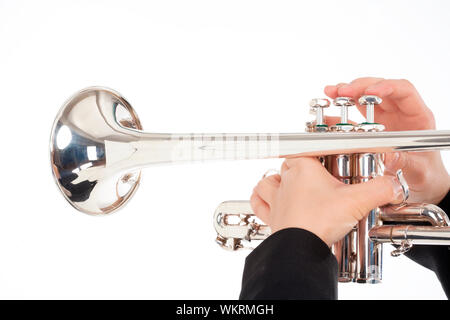 Nahaufnahme der Trompeter spielt - Isolated on White Stockfoto