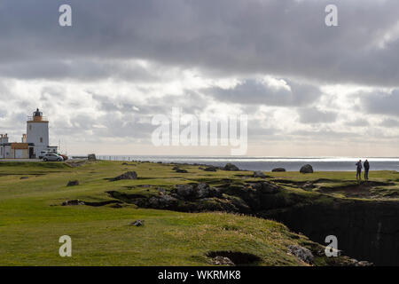 Touristen in Eshaness Leuchtturm, Northmavine Halbinsel, Festland, Shetlandinseln, Schottland, UK Stockfoto