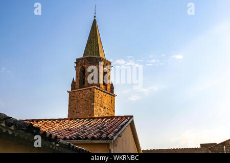 Blick auf den Glockenturm der Kathedrale von Frejus an einem sonnigen Tag. Stockfoto