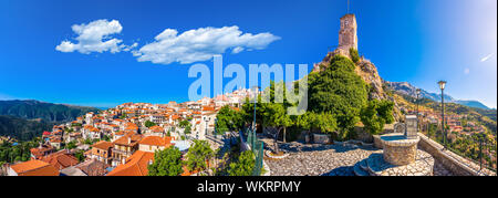 Malerischer Blick auf Arachova Dorf. Arachova ist berühmt für seine Panoramaaussicht, bergauf, kleine Häuser und die gepflasterten Straßen, Griechenland. Stockfoto