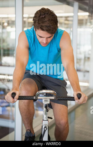 Fokussierte passen Mann auf der Spin Bike an der Turnhalle Stockfoto