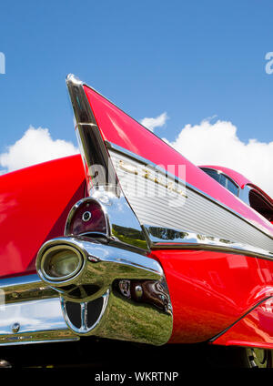 Nahaufnahme eines 1957 Chevrolet Bel Air Automobil Schwanzflosse auf Anzeige an einem Matthews, North Carolina, Classic Car Show. Stockfoto