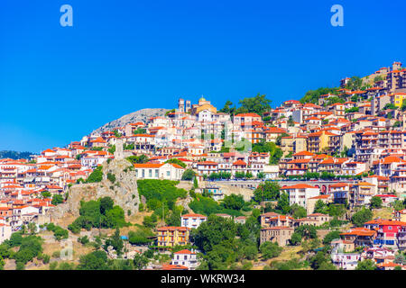 Malerischer Blick auf Arachova Dorf. Arachova ist berühmt für seine Panoramaaussicht, bergauf, kleine Häuser und die gepflasterten Straßen, Griechenland. Stockfoto