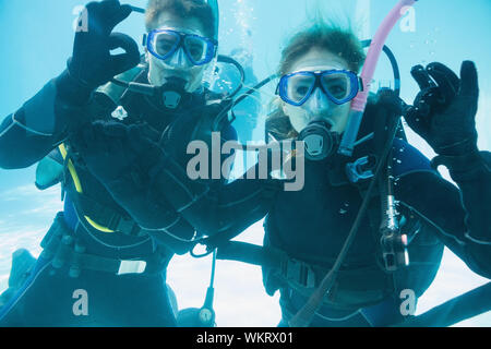 Freunde auf scuba Training unter Wasser im Pool zu Kamera schaut auf Ihren Urlaub Stockfoto