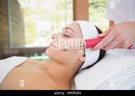 Friedliche brunette getting Micro Dermabrasion im Health Spa Stockfoto