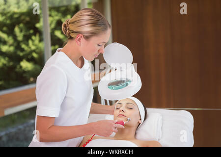 Friedliche brunette getting Micro Dermabrasion von kosmetikerin im Health Spa Stockfoto