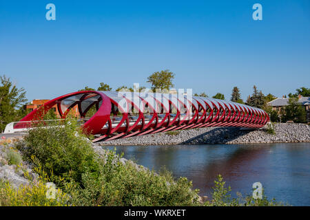 Morgen Blick auf die berühmten roten Peace Bridge in Calgary, Kanada Stockfoto