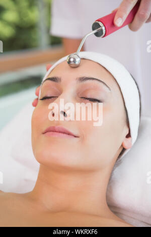 Friedliche brunette getting Micro Dermabrasion im Health Spa Stockfoto