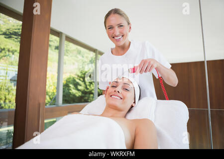 Friedliche brunette getting Micro Dermabrasion im Health Spa Stockfoto