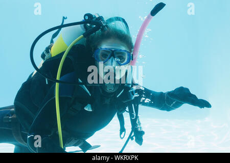 Frau auf scuba Training im Schwimmbad auf ihre Ferien unter Wasser Stockfoto