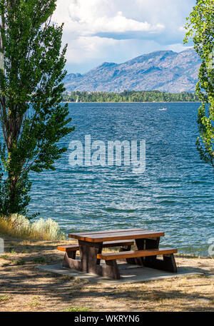 Erholungsgebiet mit wunderschönen Überblick über den See und die Berge. Stockfoto