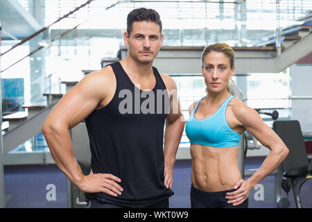 Bodybuilding Mann und Frau finster an Kamera an der Turnhalle Stockfoto