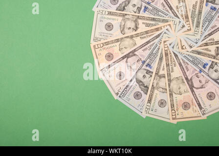 Mandala Kaleidoskop von Geld. Abstrakte Geld Hintergrund raster Muster wiederholen Mandala Kreis. Auf grünem Hintergrund. Stockfoto