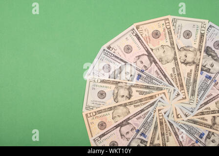 Mandala Kaleidoskop von Geld. Abstrakte Geld Hintergrund raster Muster wiederholen Mandala Kreis. Auf grünem Hintergrund. Stockfoto