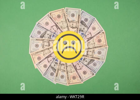 Trauriges lächeln Gesichter auf Mandala Kaleidoskop von Geld. Abstrakte Geld Hintergrund raster Muster wiederholen Mandala Kreis. Stockfoto