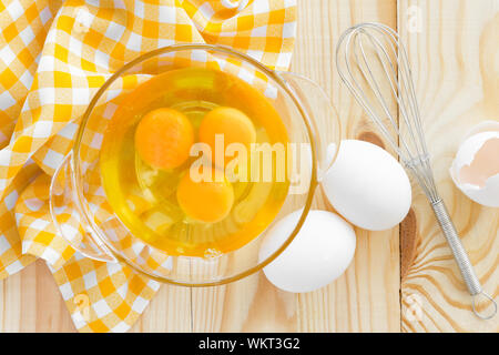 Rohe Eier und Wischen Stockfoto