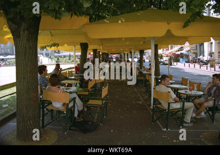 Cafe Tabellen unter hellen gelben Sonnenschirmen: Place du Maréchal Philippe Leclerc, Poitiers, Vienne, Nouvelle-Aquitaine, Frankreich Stockfoto