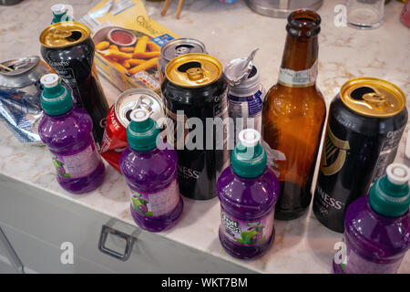 Leere Getränkedosen und Flaschen nach einer Party Stockfoto