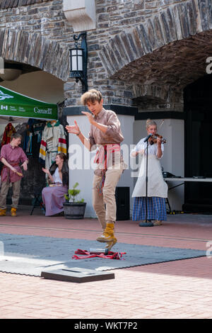 Banff, Jul 26: Junger Mann und Frau Leistung traditioneller Tanz in der Höhle und Basin National Historic Site am 26.Juli 2019 in Banff, Kanada Stockfoto