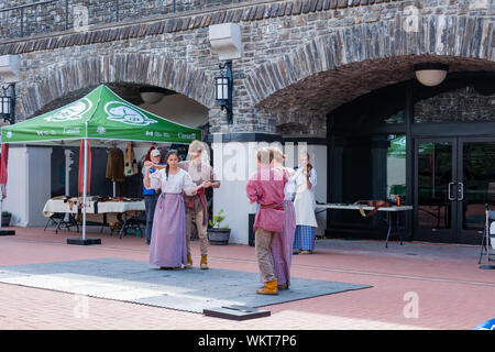 Banff, Jul 26: Junger Mann und Frau Leistung traditioneller Tanz in der Höhle und Basin National Historic Site am 26.Juli 2019 in Banff, Kanada Stockfoto