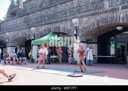 Banff, Jul 26: Junger Mann und Frau Leistung traditioneller Tanz in der Höhle und Basin National Historic Site am 26.Juli 2019 in Banff, Kanada Stockfoto