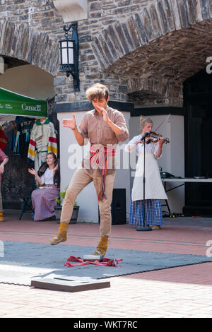 Banff, Jul 26: Junger Mann und Frau Leistung traditioneller Tanz in der Höhle und Basin National Historic Site am 26.Juli 2019 in Banff, Kanada Stockfoto