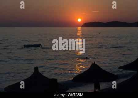 Sonnenuntergang an der Küste des Ionischen Meeres. Borsh, Albanien Stockfoto