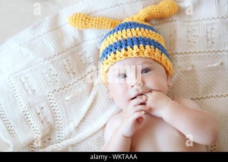 Porträt eines süßen 4 Monate alten Baby tragen Häkeln stricken hut, top View Point Stockfoto