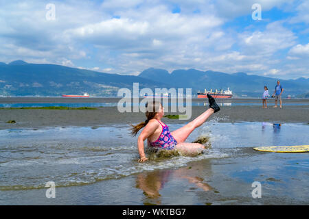 Junge Mädchen skimboarding, Spanische Banken, English Bay, Vancouver, British Columbia, Kanada Stockfoto