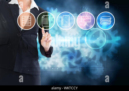 Geschäftsfrau im Menü gegen Rädchen und Räder Grafik zeigen Stockfoto