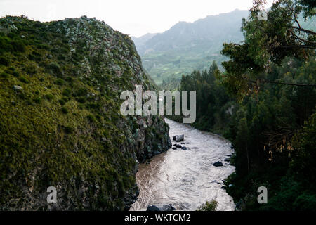 Antenne sunrise Panoramablick zum Colca Fluss in Chivay, Peru Stockfoto