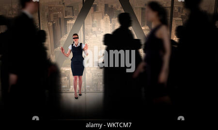 Business Menschen zu Fuß in einem Blur gegen Zimmer mit großem Fenster und Blick auf die Stadt Stockfoto