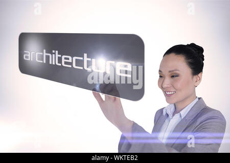 Geschäftsfrau, die auf Word Architektur vor weißem Hintergrund mit Vignette Stockfoto