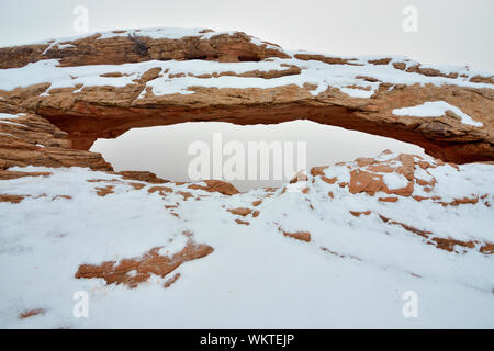 Mesa Arch im Winter, mit Nebel, Canyonlands National Park, Utah, USA Stockfoto