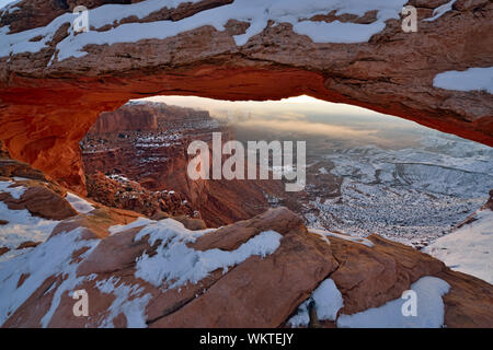 Mesa Arch im Winter, mit Nebel, Canyonlands National Park, Utah, USA Stockfoto