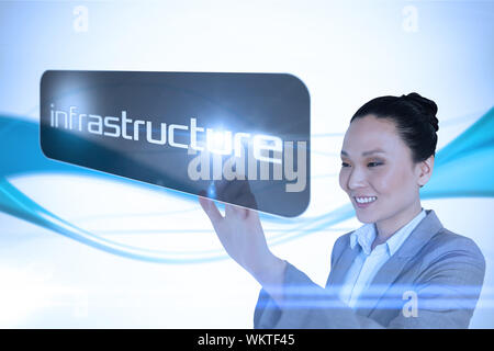 Geschäftsfrau, die auf Word Infrastruktur gegen Abstrakte blaue Linie Sohn weißer Hintergrund Stockfoto