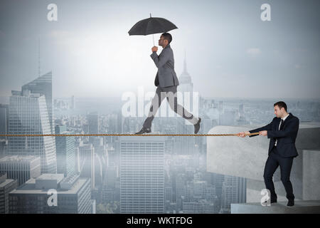 Young Business Mann ziehen eine Gratwanderung für Unternehmer gegen misty Stadtbild Stockfoto
