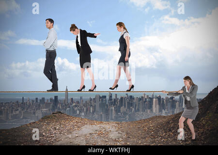 Junge Geschäftsfrau ziehen eine Gratwanderung für Business Leute gegen große Stadt am Horizont Stockfoto