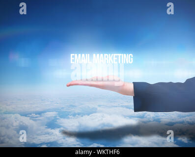 Businesswomans Hand präsentiert e-Mail-Marketing gegen den blauen Himmel über den Wolken in großer Höhe Stockfoto