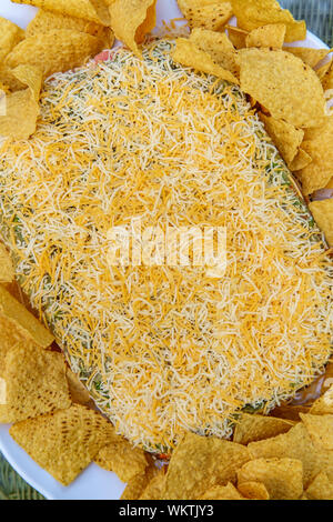 Tortilla Chips mit 7 Schicht bean Dip für Outdoor Picknick party Vorspeise Stockfoto