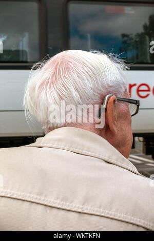 Nahaufnahme Rückansicht ein grauhaariger alter Mann 2 Hörgeräte tragen Stockfoto