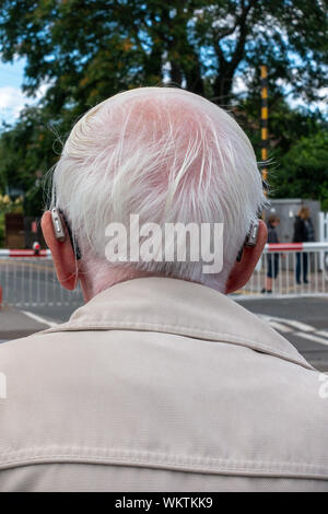 Nahaufnahme Rückansicht ein grauhaariger alter Mann 2 Hörgeräte tragen Stockfoto